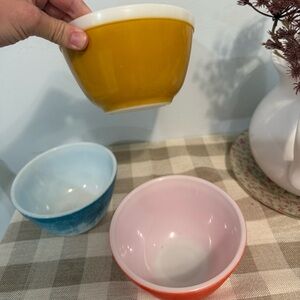 Vintage Pyrex Colorful Mixing Bowls Set